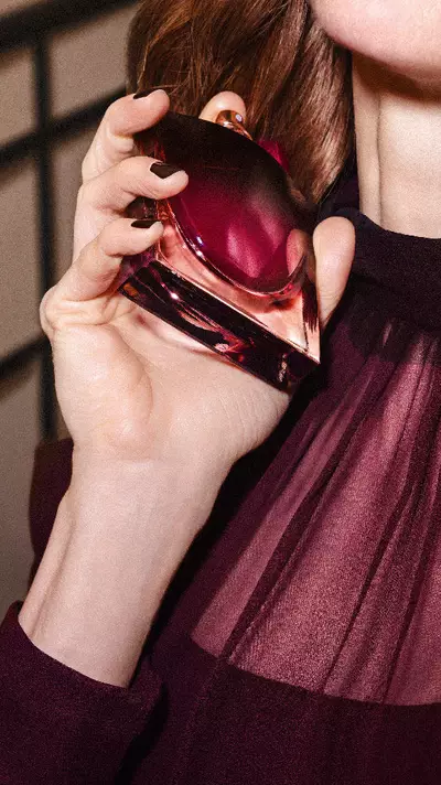 Ilustracion de fragancia con La vie est belle very cherry - Lancome