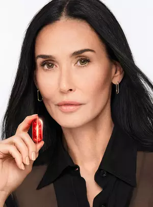 key visual de Demi Moore para Absolue Longevity MD Lancome