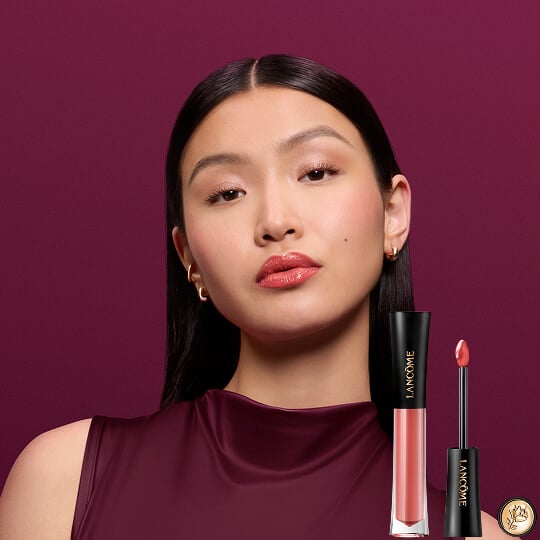 Primer plano de los labios de una mujer con el tono 707 de Glaze Tintation.