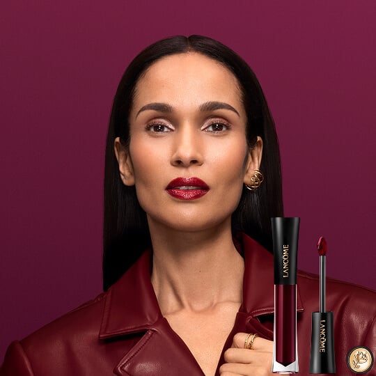 Primer plano de los labios de una mujer con el tono 712 de Glaze Tintation.